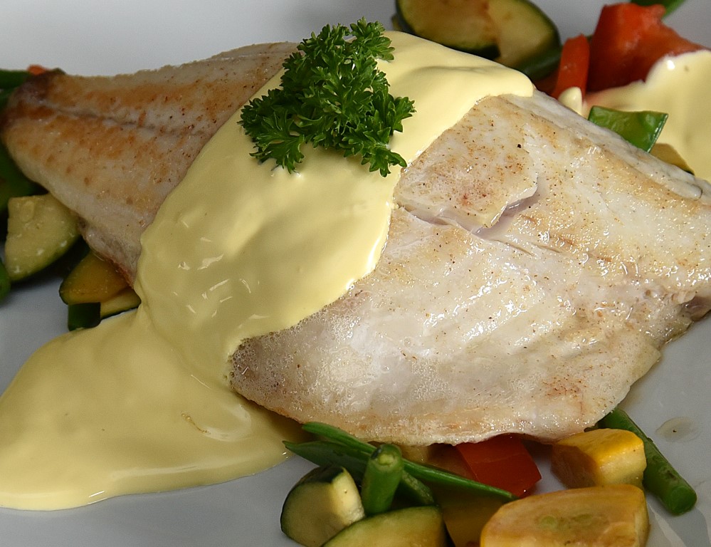 Op de huid gebakken zeebaars roergebakken groentes peterselie purree Hollandaise saus 2